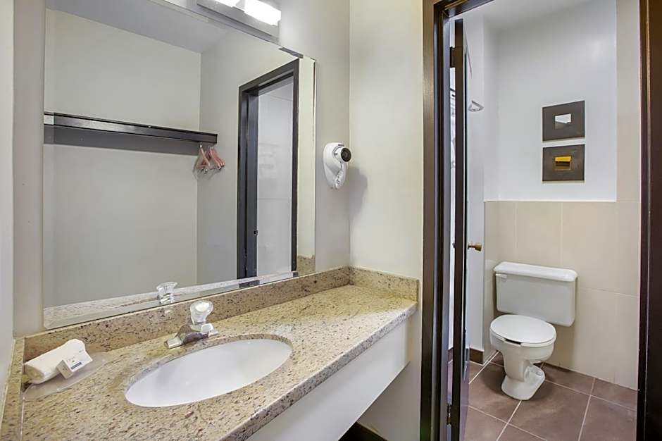 Days Inn & Conference Centre by Wyndham Montreal Airport