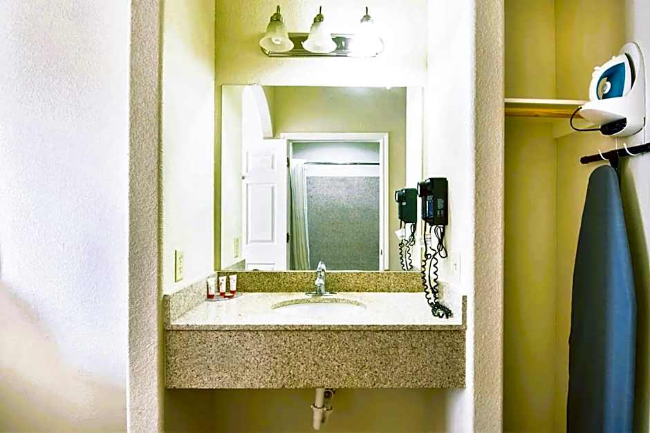 OYO Townhouse Clute Lake Jackson