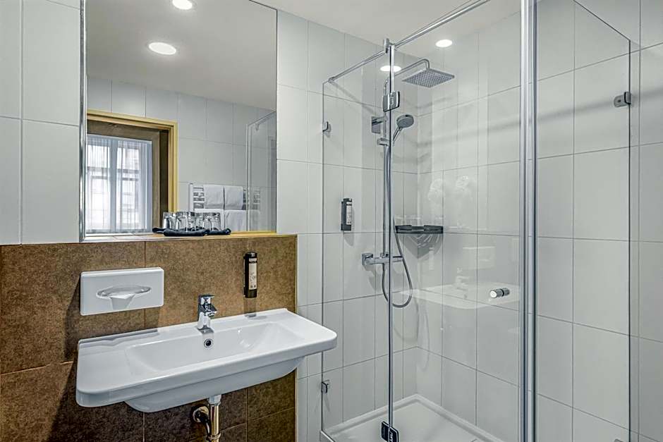 12 Revay Hotel
