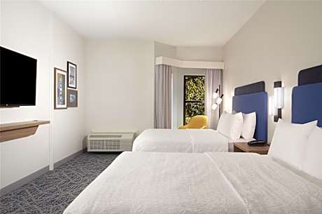 2 Queen Mobility/Hearing Access Tub Suite Ns