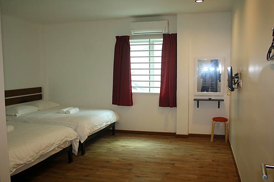 Cozy Riverside Hotel