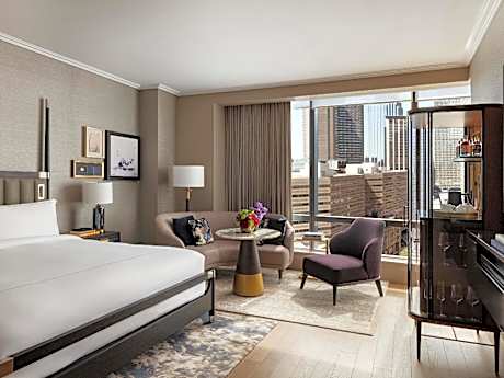 Grand King - 505SF 47SM Butler Service. Sweepin g Views. Marble Bath, Rain Shower, Soaking Tub