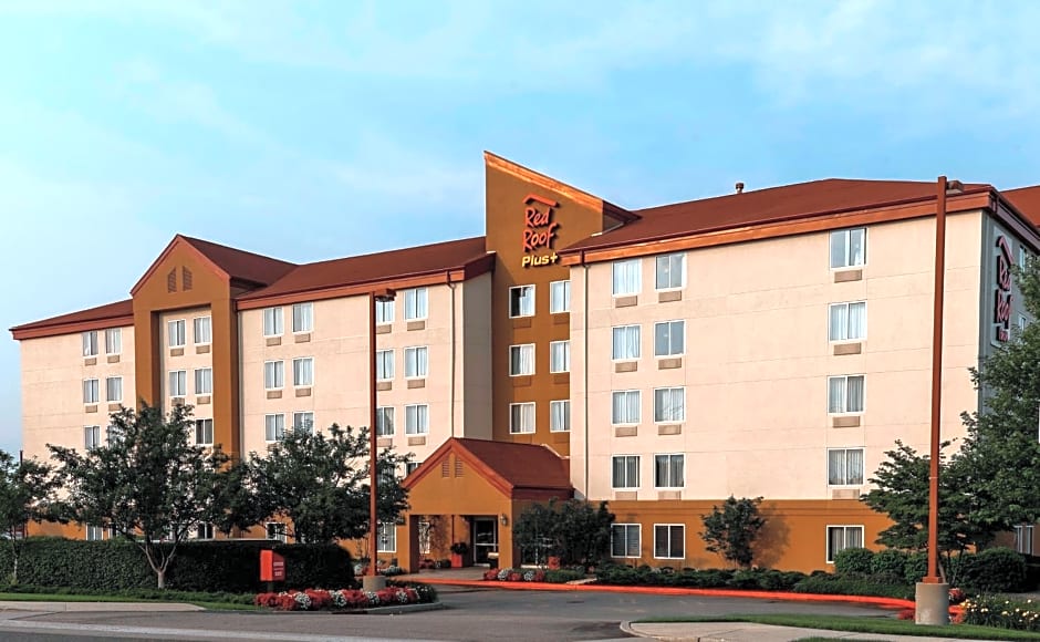 Red Roof Inn PLUS+ Long Island - Garden City