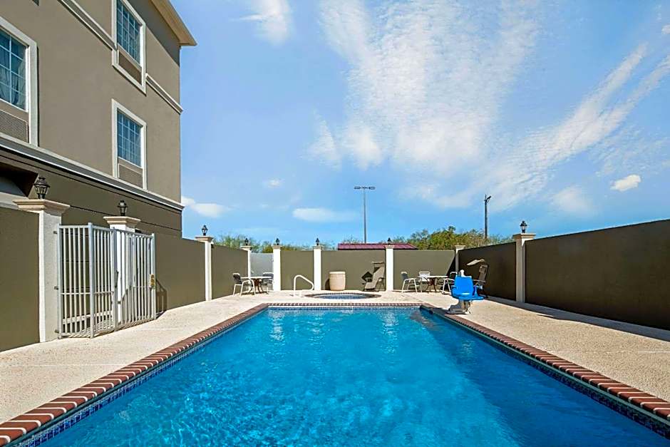 La Quinta Inn & Suites by Wyndham Mercedes Outlet Mall