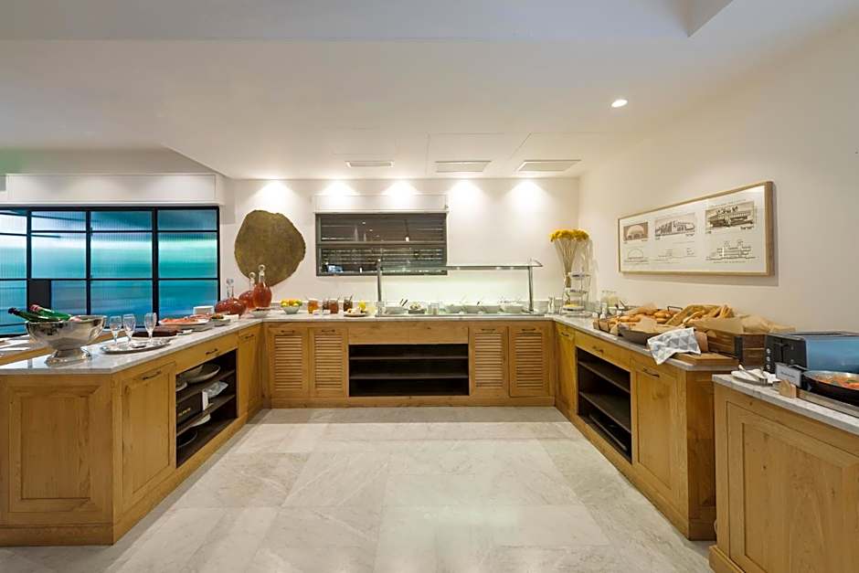 Lily & Bloom Boutique Hotel