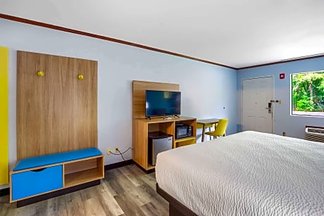 1 King Bed Mobility Accessible Room Bathtub W/ Grab Bars Non-Smoking