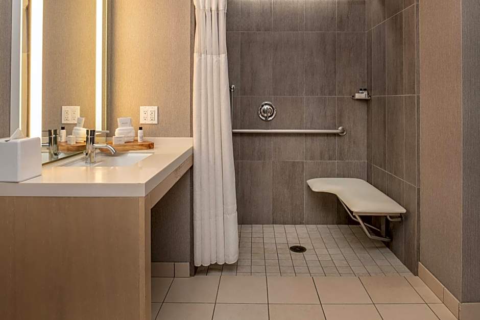 Hotel Paradox, Autograph Collection