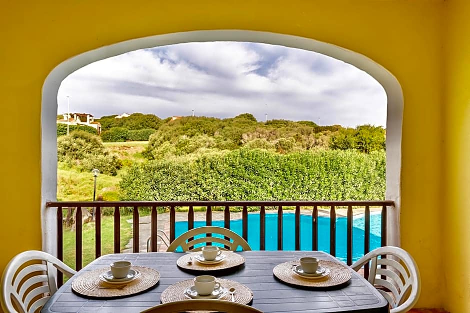 Villas with air conditioning and shared pool, just a few minutes from La Pelosa beach