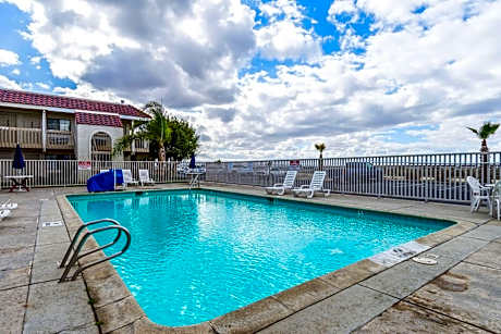 Studio 6-Buttonwillow, CA