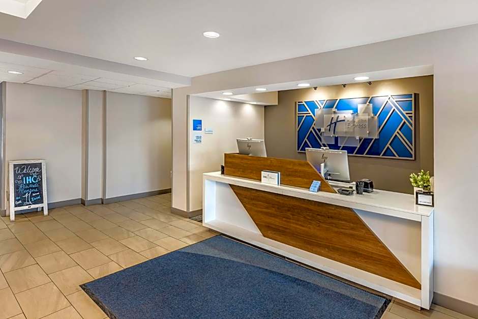 Holiday Inn Express Crestwood By IHG