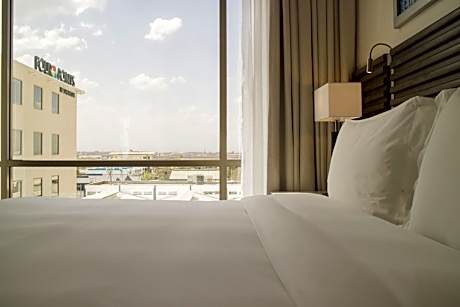 Suite, 1 King Bed, Park View