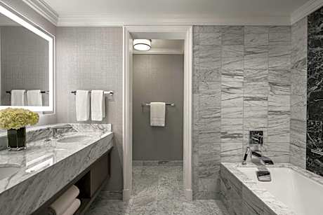 Ritz-Carlton, Club lounge access, Suite, 1 King, Sofa bed, Corner room, High floor