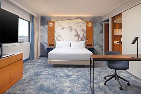 Master King Suite with Lounge Access