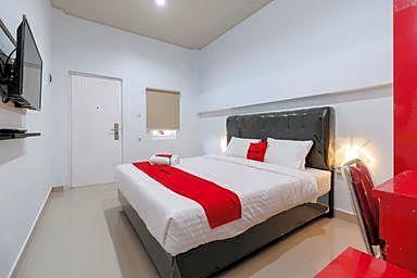 RedDoorz Plus near Palembang Icon Mall 2