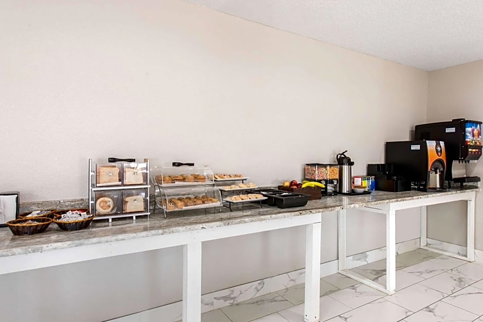 Clarion Inn & Suites Kissimmee-Lake Buena Vista South