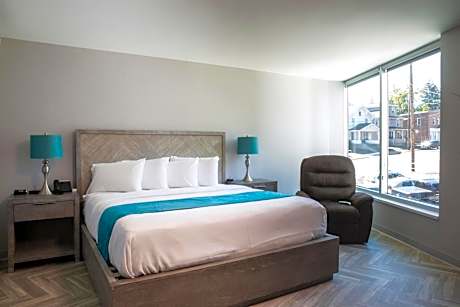 Handicap Accessible LUXURY Room with King Bed and a Power Elevator Recliner