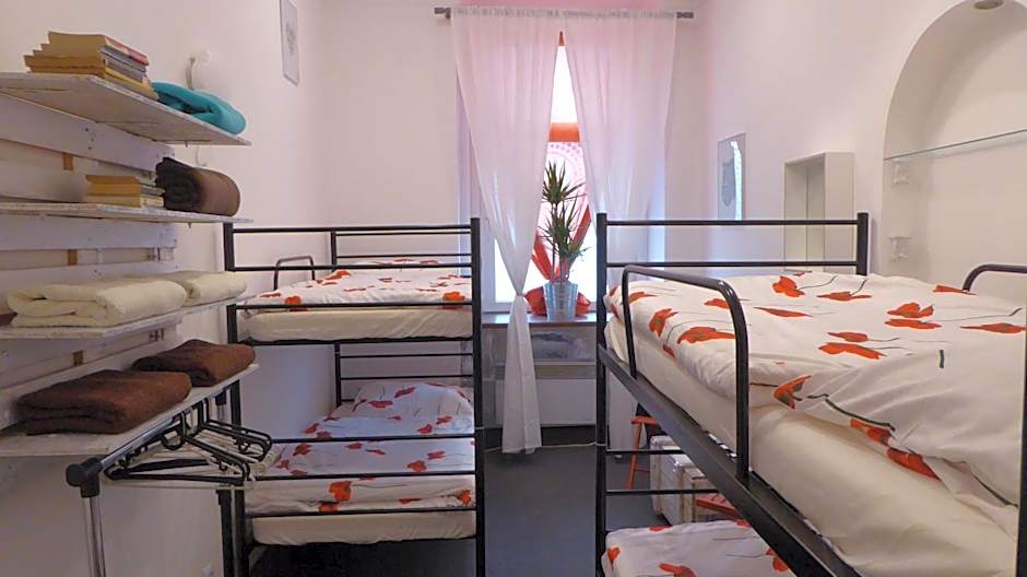 FlyFly Hostel , darmowy parking , rezerwuj przez urządzenia mobilne -10 procent