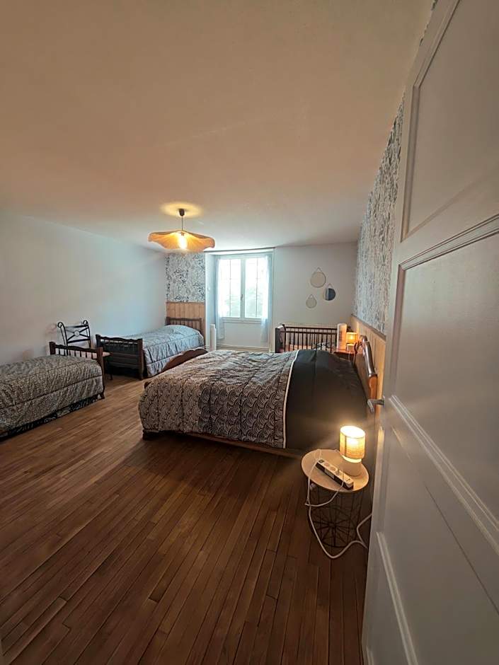 chez Émile côté face maison entière, 3 chambres, 2 salles de bains,jardin et terrasse