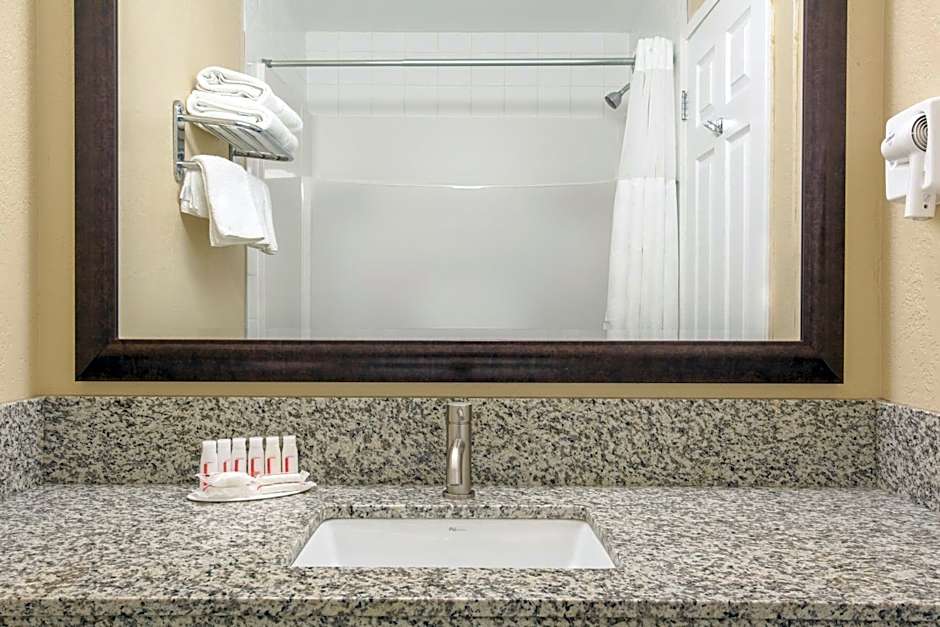 Econo Lodge Inn & Suites