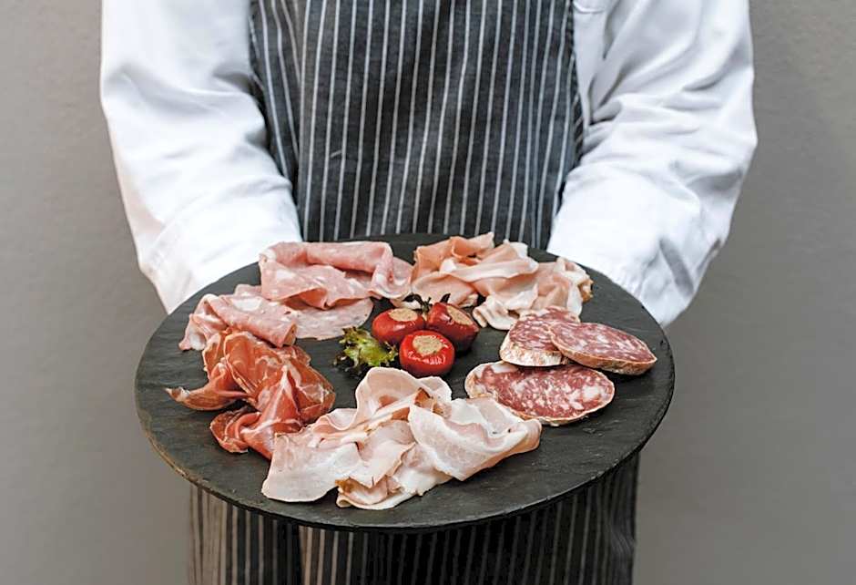 Uve Rooms & Wine Bar