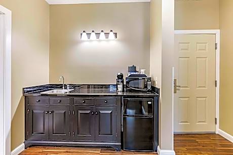 Suite King Bed Mobility Access Roll In Shower Sofabed Whirlpool Pet Friendly NSMK Full Breakfast