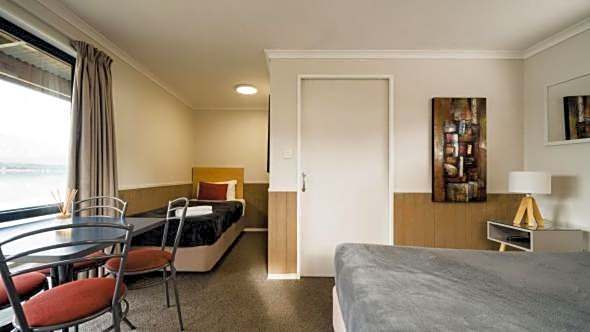 Lakes Edge Holiday Park