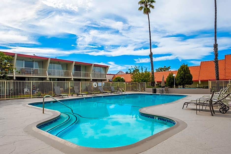Travelodge by Wyndham Monterey Bay