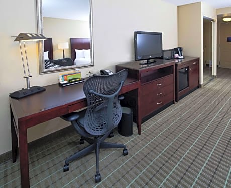 2 Queen Mobility/Hearing Accessible Ri Shwr