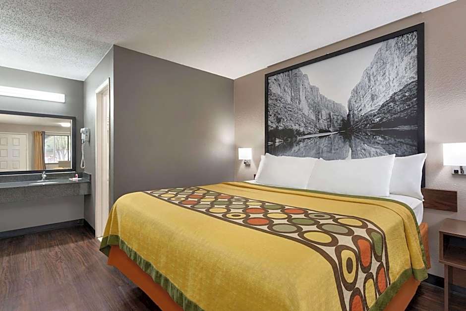Super 8 by Wyndham Universal City