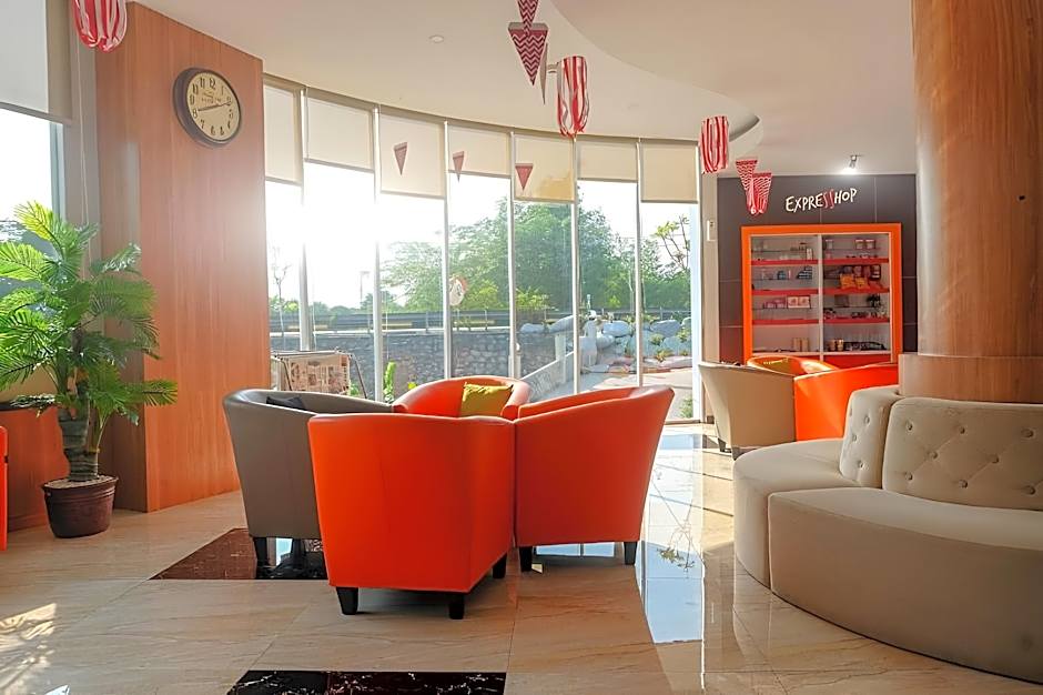 Front One Hotel Airport Solo