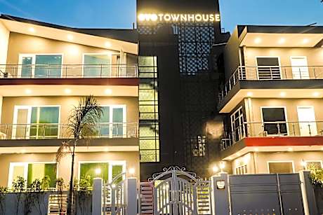 Super Townhouse Galleria Market Near Golf Course Road