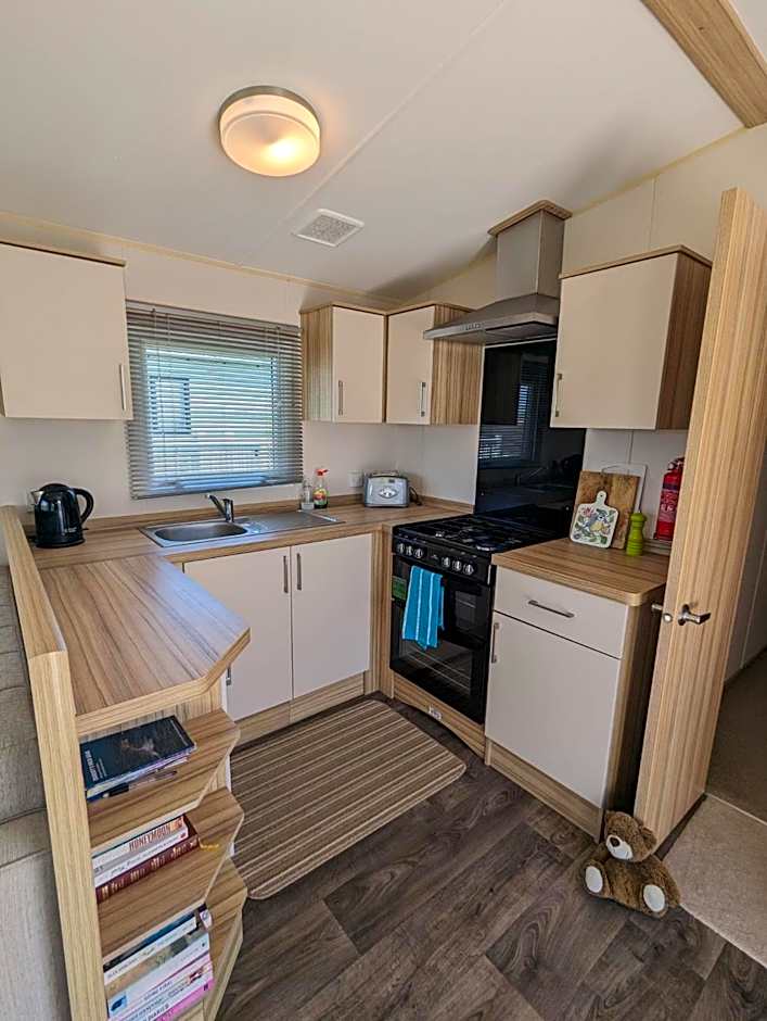 LOVELY BRIGHT MODERN CARAVAN SWANAGE on PEACEFUL AND TRANQUIL HOLIDAY PARK
