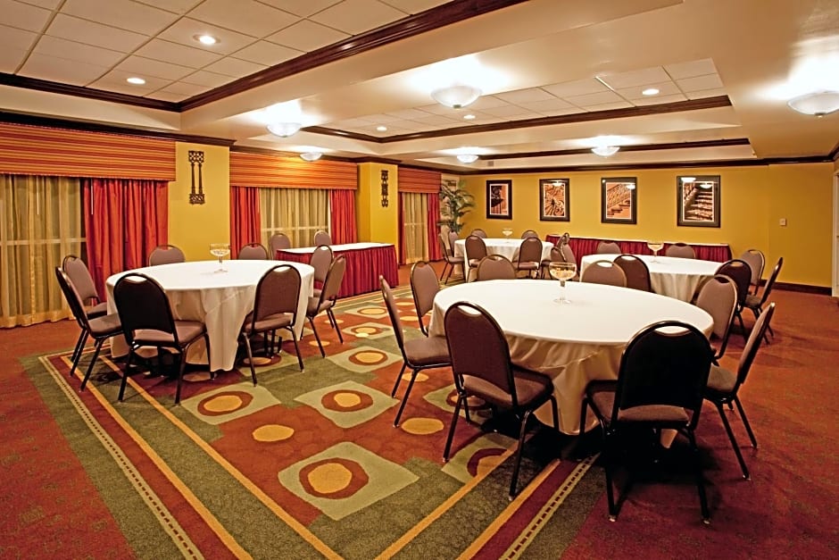 Holiday Inn Express Hotel & Suites Charleston-Ashley Phosphate, an IHG Hotel