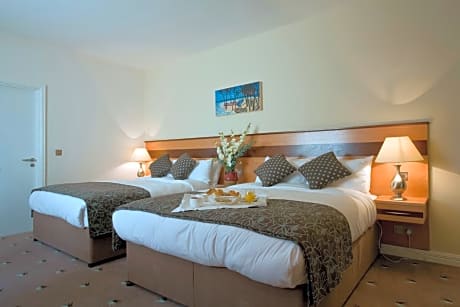 Family Room (2 Adults + 2 Children)