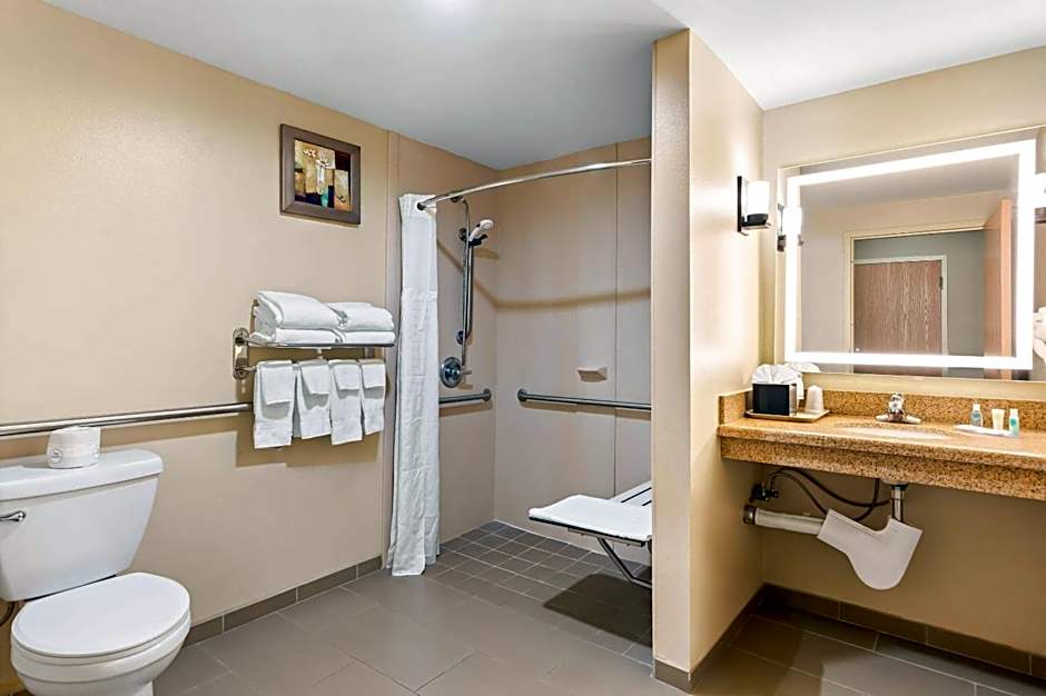 Photo 1 of 4 of 2 Queen Beds, Accessible
