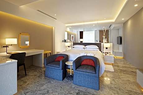 Deluxe Suite with Sea View
