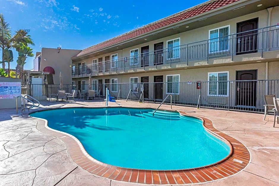 Econo Lodge Inn & Suites Escondido