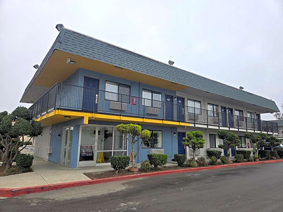 Super 8 by Wyndham Tracy