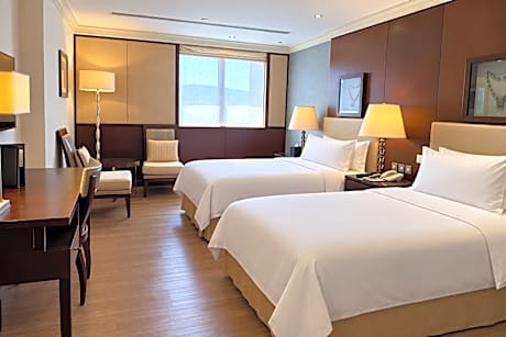 Sheraton Premium, 2 Bedroom Family Suite, Bedroom 1: 1 King, Bedroom 2: 2 Twin, Mountain view