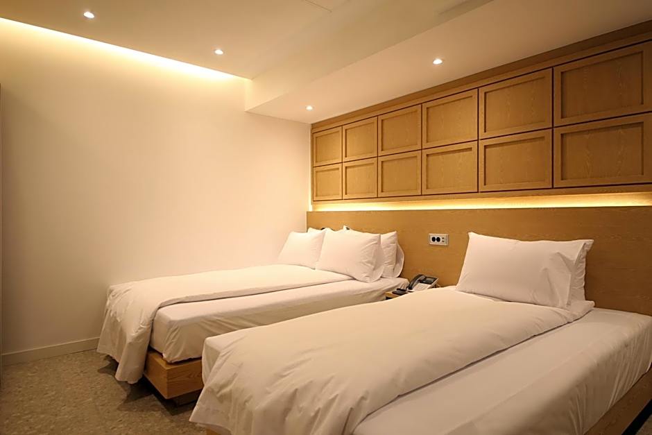 Photo 1 of 6 of Deluxe 2 Beds