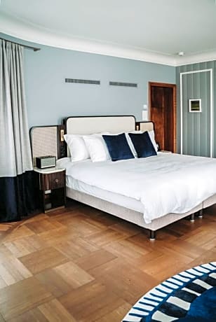 Junior Suite, 1 King Bed, Lake View