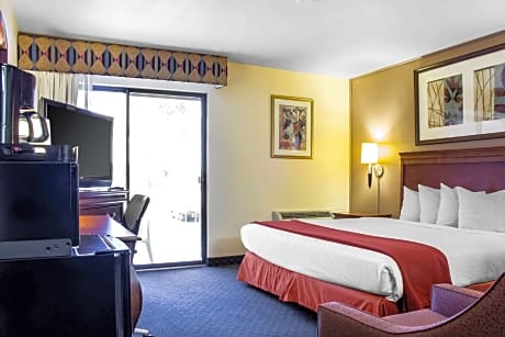 1 King Bed, Nonsmoking, Accessible