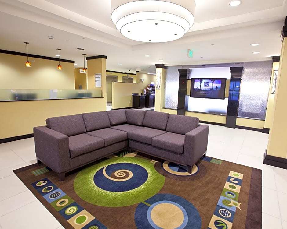 Holiday Inn Express And Suites Detroit North-Troy