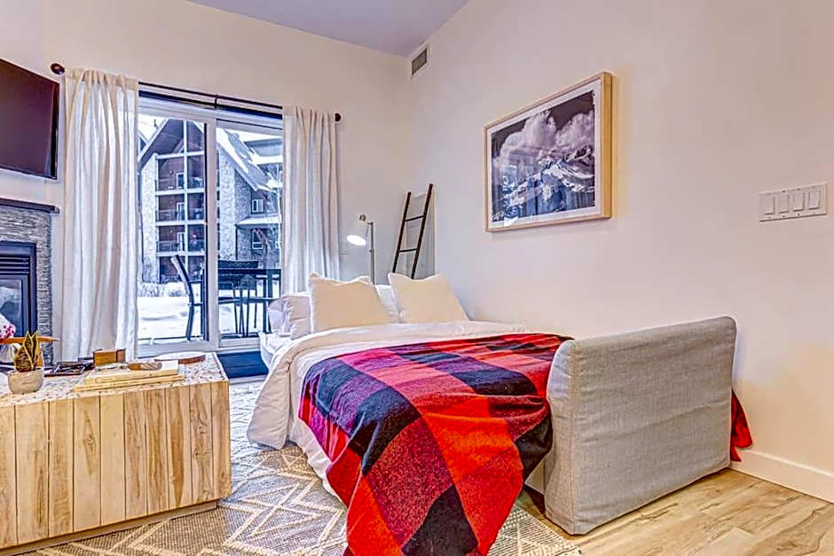 Mountain Retreat, Pool & Hot Tub, BBQ, Patio, King Bed, Sleeps 6!