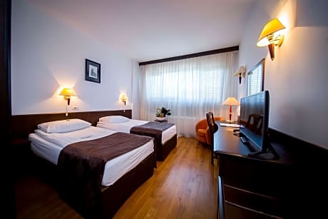 2 Single Beds, Non-Smoking, Standard Room, Wi-Fi, Air-Conditioned, Mini Bar, Shower, Full Breakfast