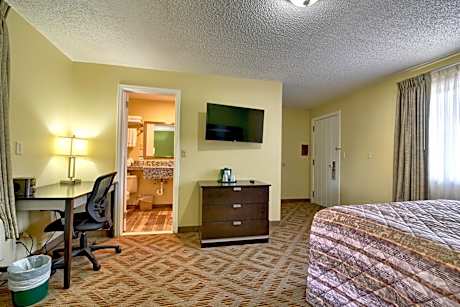 Queen Room with Lawn View