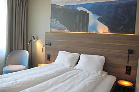  Standard Room with Queen Bed
