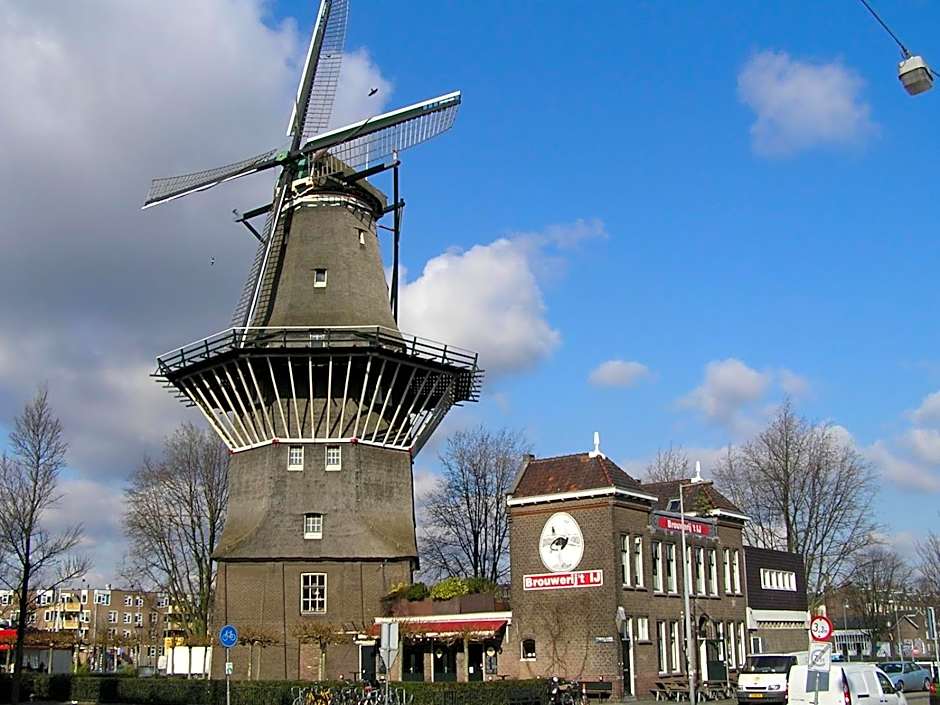 Luxury studio on Robs houseboat special for couples