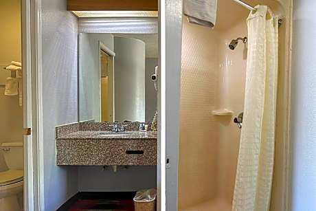 Queen Room - Accessible/Nonsmoking