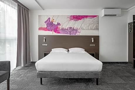 Deluxe Queen Room